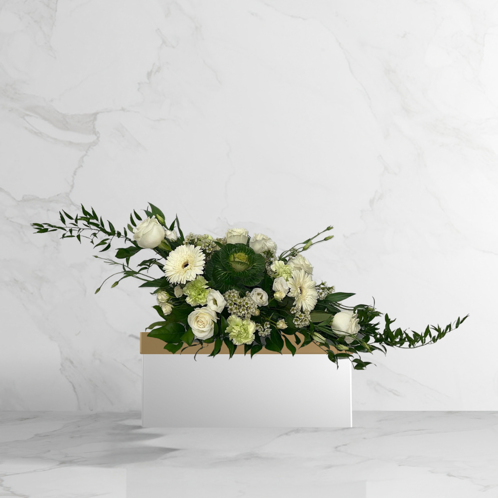 Arreglo de mesa etéreo con rosas blancas