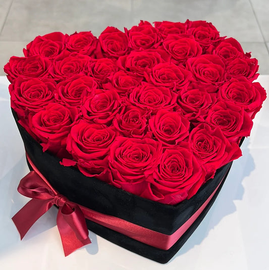 Rosas frescas en una caja en forma de corazón.