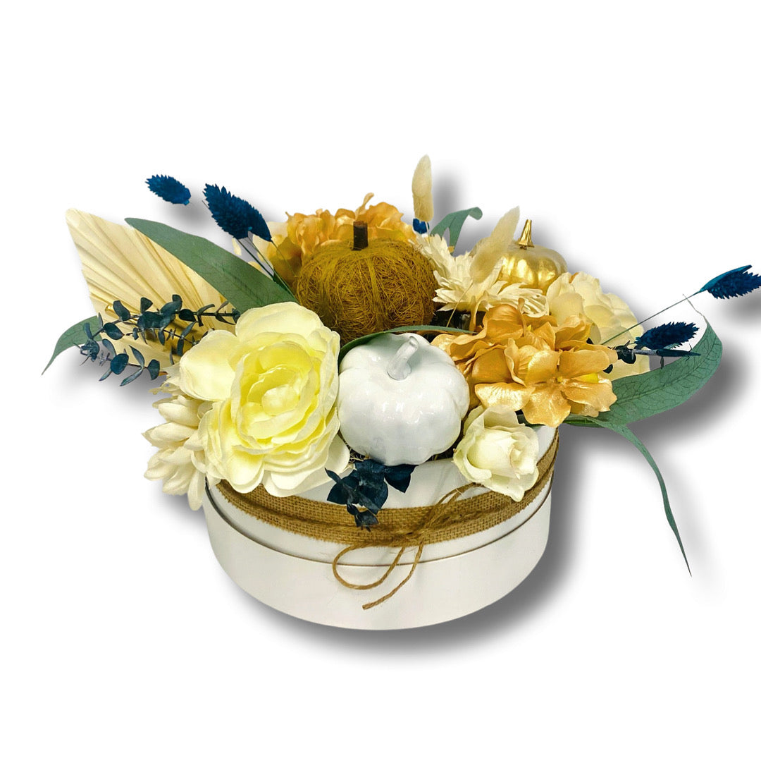 Arreglo otoñal de seda y flores secas.