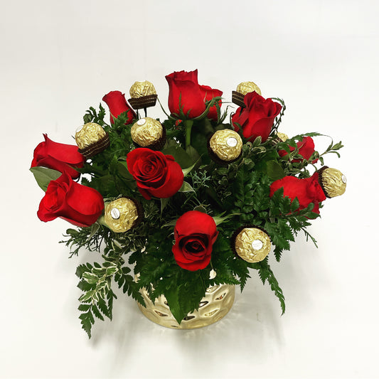 Arreglo de jarrón con rosas rojas y chocolate